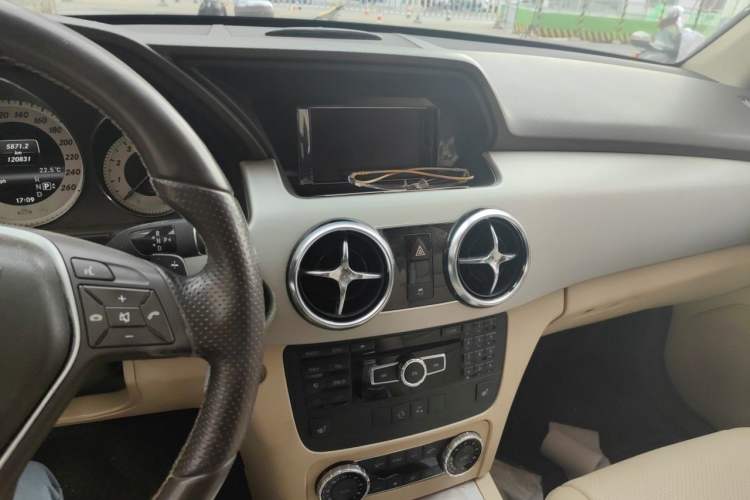Used Mercedes-Benz GLK-Class 2013 GLK 300 4MATIC Dynamic Edition Audio And AC Panel