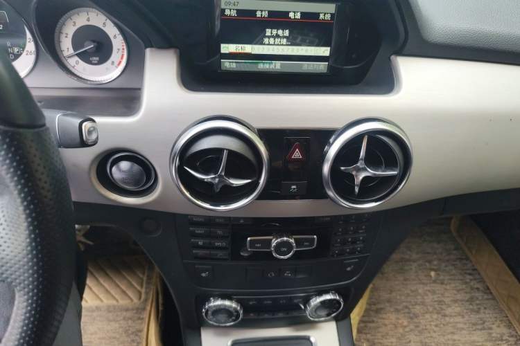 Used Mercedes-Benz GLK-Class 2013 Facelift GLK 300 4MATIC Fashion Edition Audio And AC Panel