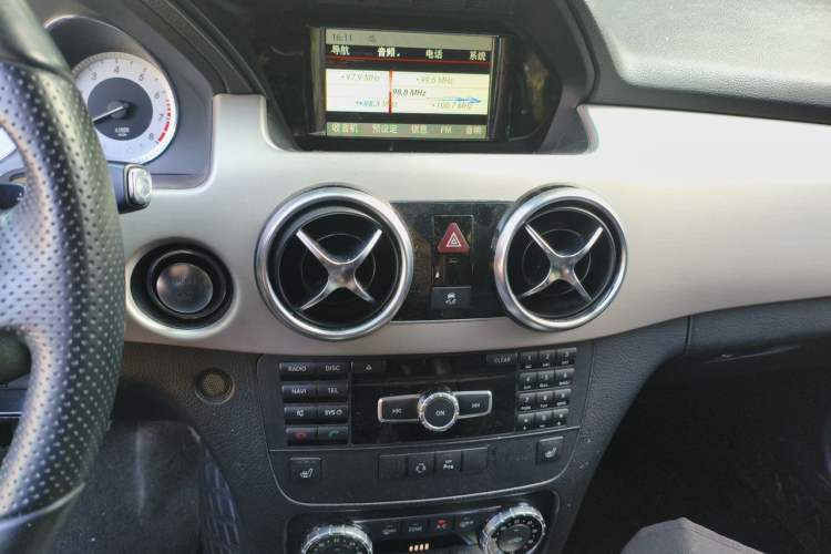 Used Mercedes-Benz GLK-Class 2013 Facelift GLK 300 4MATIC Fashion Edition Audio And AC Panel