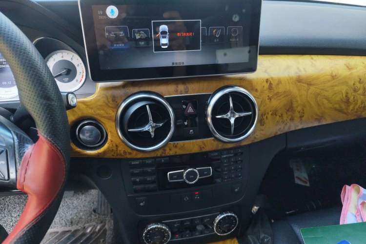Used Mercedes-Benz GLK-Class 2013 Facelift GLK 300 4MATIC Fashion Edition Audio And AC Panel