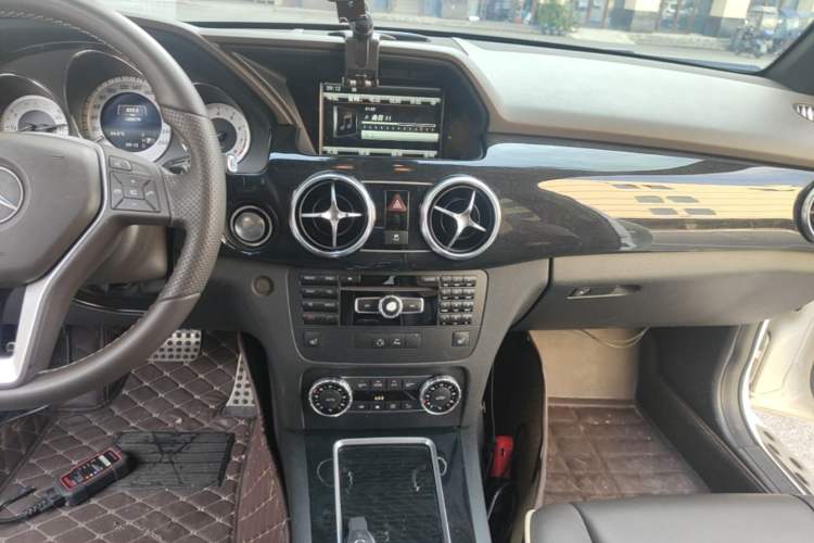 Used Mercedes-Benz GLK-Class 2013 Facelift GLK 300 4MATIC Luxury Edition Audio And AC Panel