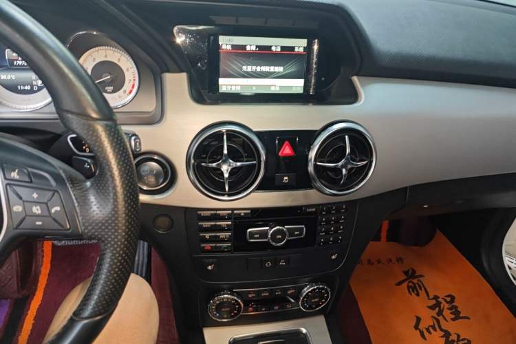 Used Mercedes-Benz GLK-Class 2013 Facelift GLK 300 4MATIC Fashion Edition Audio And AC Panel