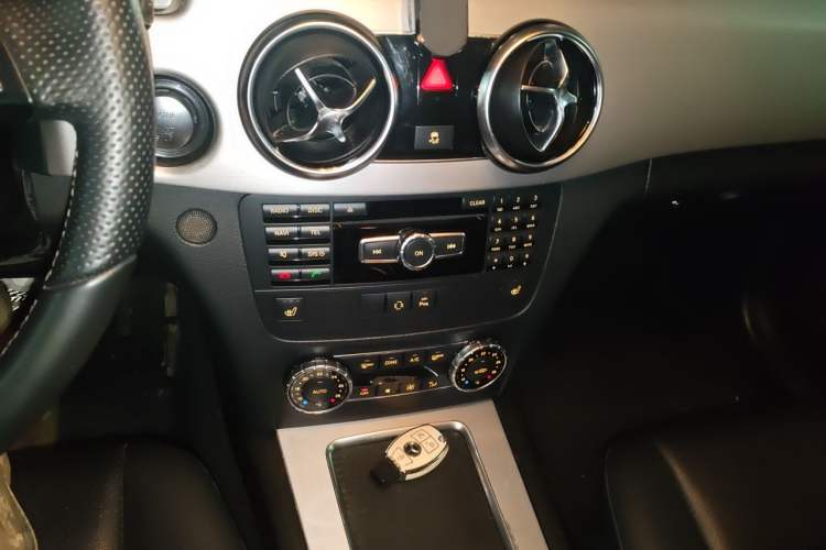 Used Mercedes-Benz GLK-Class 2013 Facelift GLK 300 4MATIC Fashion Edition Audio And AC Panel