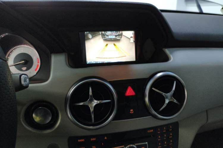 Used Mercedes-Benz GLK-Class 2013 Facelift GLK 300 4MATIC Fashion Edition Audio And AC Panel