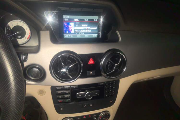 Used Mercedes-Benz GLK-Class 2013 Facelift GLK 300 4MATIC Fashion Edition Audio And AC Panel