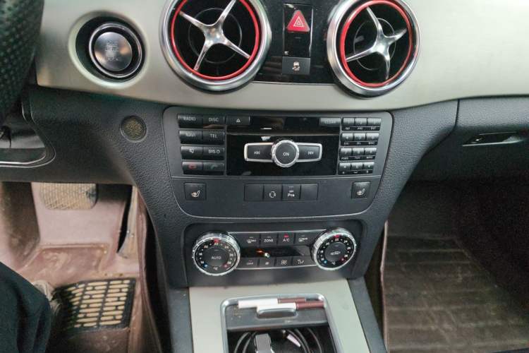 Used Mercedes-Benz GLK-Class 2013 Facelift GLK 300 4MATIC Fashion Edition Audio And AC Panel
