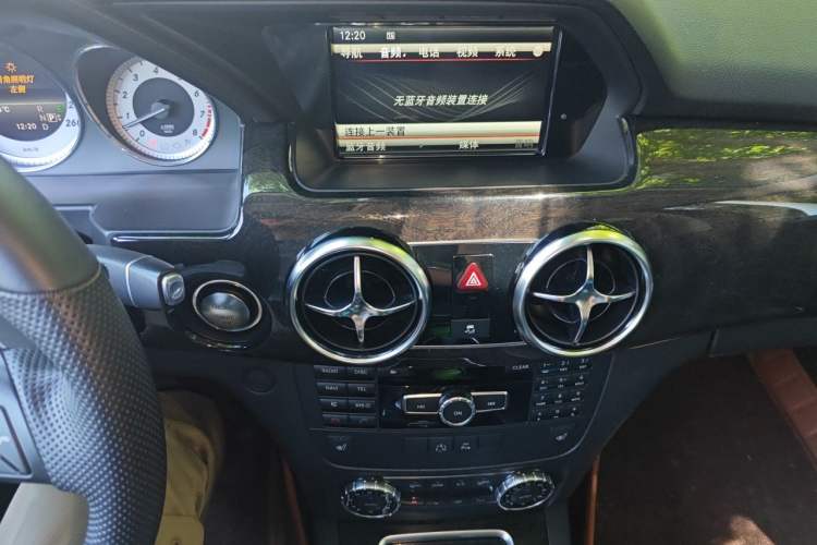 Used Mercedes-Benz GLK-Class 2013 Facelift GLK 300 4MATIC Luxury Edition Audio And AC Panel