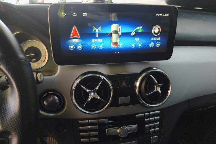 Used Mercedes-Benz GLK-Class 2013 Facelift GLK 300 4MATIC Fashion Edition Audio And AC Panel