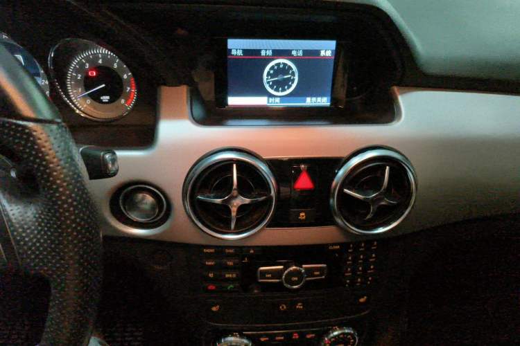 Used Mercedes-Benz GLK-Class 2013 Facelift GLK 300 4MATIC Fashion Edition Audio And AC Panel