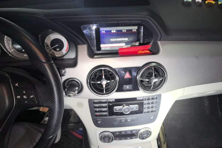 Used Mercedes-Benz GLK-Class 2013 GLK 300 4MATIC Dynamic Edition Audio And AC Panel