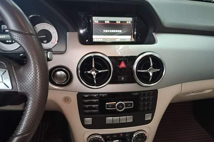 Used Mercedes-Benz GLK-Class 2013 Facelift GLK 300 4MATIC Fashion Edition Audio And AC Panel