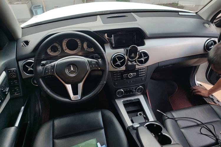 Used Mercedes-Benz GLK-Class 2013 GLK 300 4MATIC Dynamic Edition Center Console
