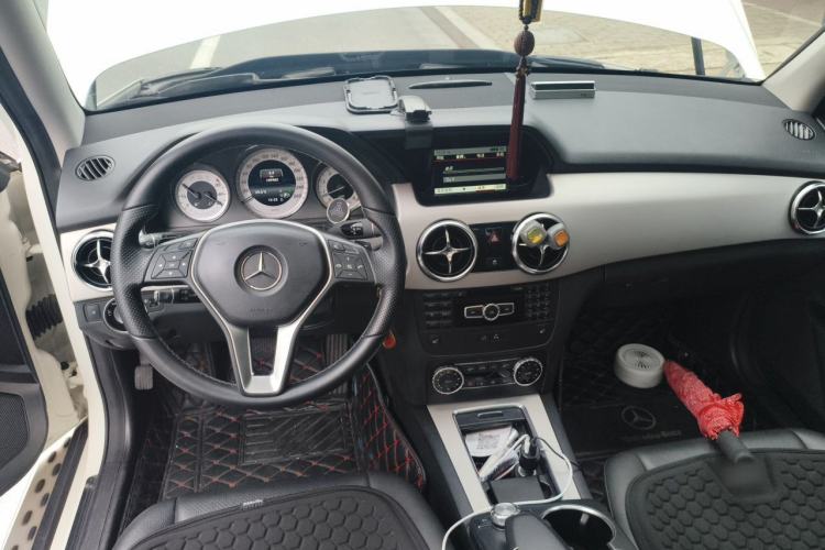 Used Mercedes-Benz GLK-Class 2013 GLK 300 4MATIC Dynamic Sunroof Model Center Console