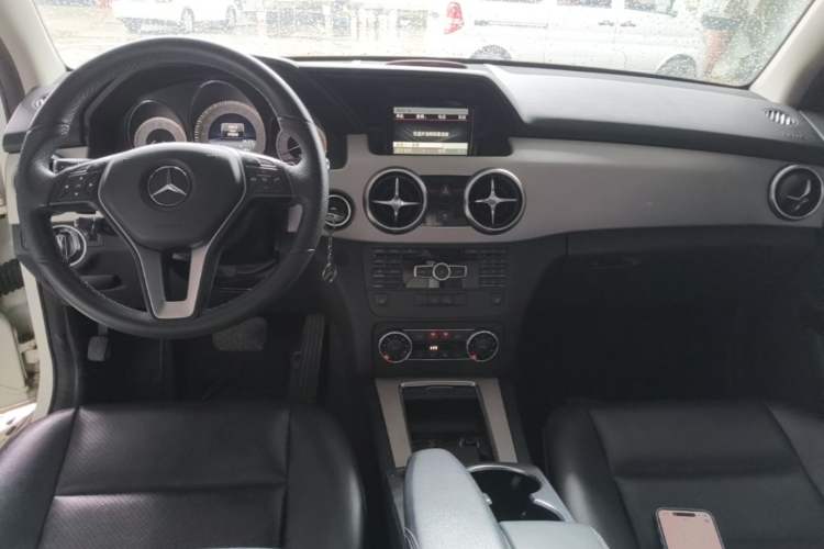 Used Mercedes-Benz GLK-Class 2013 GLK 300 4MATIC Dynamic Sunroof Model Center Console
