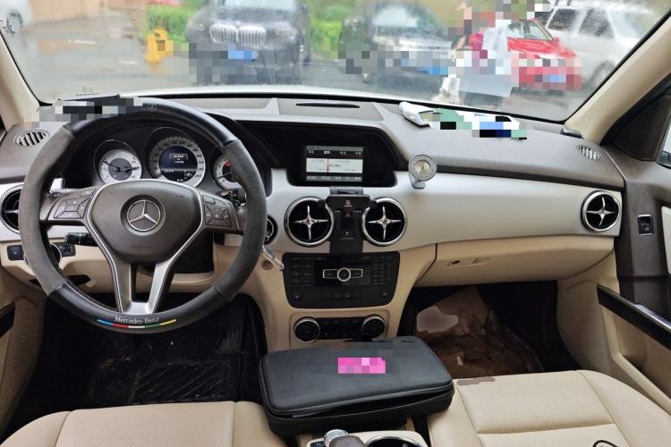 Used Mercedes-Benz GLK-Class 2013 GLK 300 4MATIC Dynamic Edition Center Console