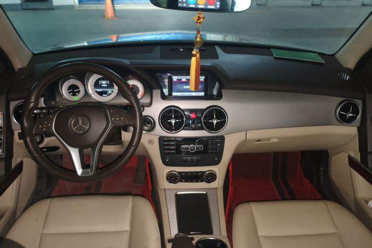Used Mercedes-Benz GLK-Class 2013 GLK 300 4MATIC Dynamic Edition Center Console