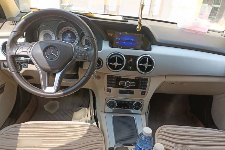 Used Mercedes-Benz GLK-Class 2013 GLK 300 4MATIC Dynamic Edition Center Console