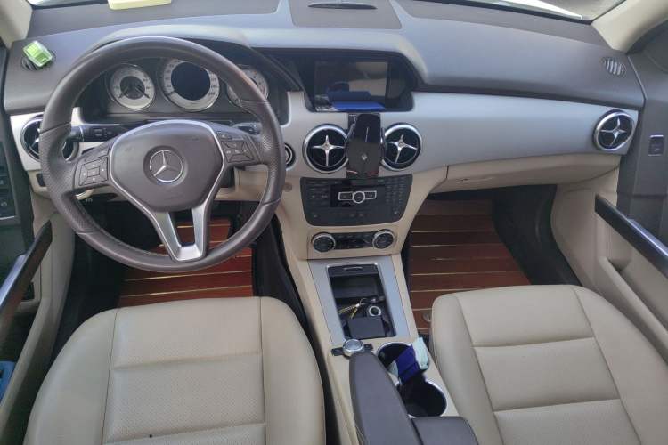 Used Mercedes-Benz GLK-Class 2013 Facelift GLK 300 4MATIC Fashion Edition Center Console