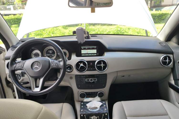 Used Mercedes-Benz GLK-Class 2013 GLK 300 4MATIC Dynamic Sunroof Model Center Console