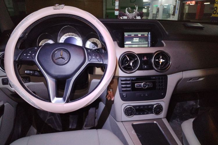 Used Mercedes-Benz GLK-Class 2013 GLK 300 4MATIC Dynamic Sunroof Model Center Console