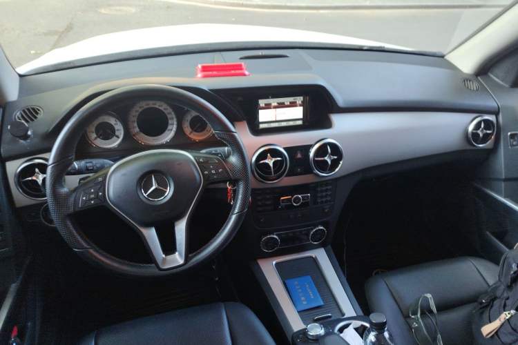 Used Mercedes-Benz GLK-Class 2013 GLK 300 4MATIC Dynamic Sunroof Model Center Console