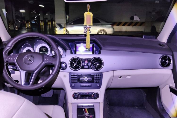 Used Mercedes-Benz GLK-Class 2013 GLK 300 4MATIC Luxury Model Center Console