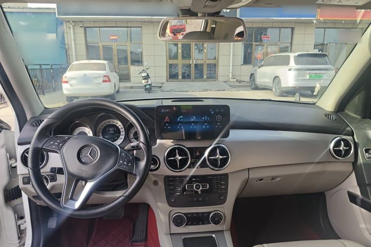Used Mercedes-Benz GLK-Class 2013 GLK 300 4MATIC Dynamic Sunroof Model Center Console