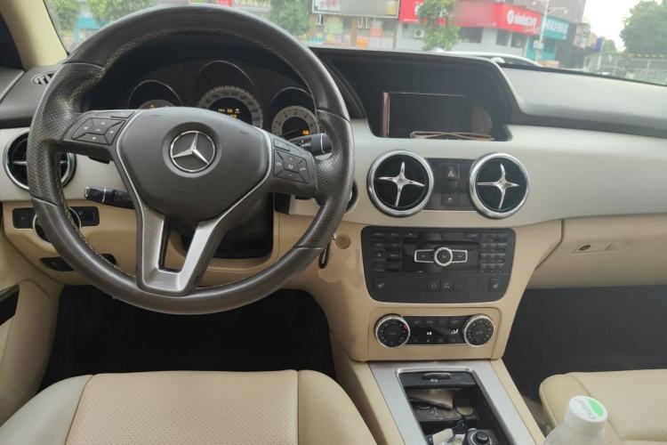 Used Mercedes-Benz GLK-Class 2013 GLK 300 4MATIC Dynamic Edition Center Console