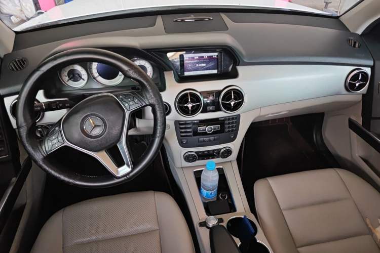 Used Mercedes-Benz GLK-Class 2013 GLK 300 4MATIC Dynamic Edition Center Console