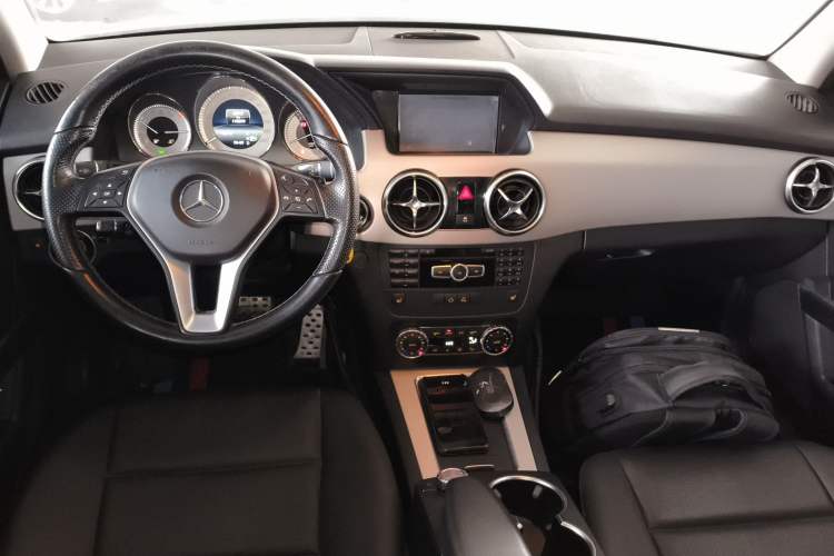Used Mercedes-Benz GLK-Class 2013 GLK 300 4MATIC Dynamic Sunroof Model Center Console