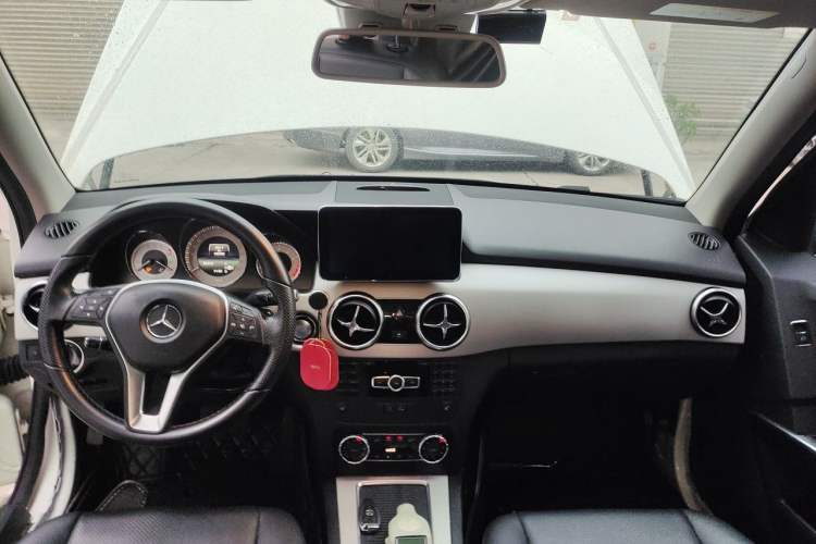 Used Mercedes-Benz GLK-Class 2013 Facelift GLK 300 4MATIC Fashion Edition Center Console