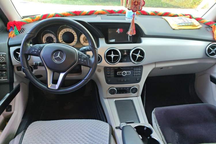Used Mercedes-Benz GLK-Class 2013 GLK 300 4MATIC Dynamic Sunroof Model Center Console
