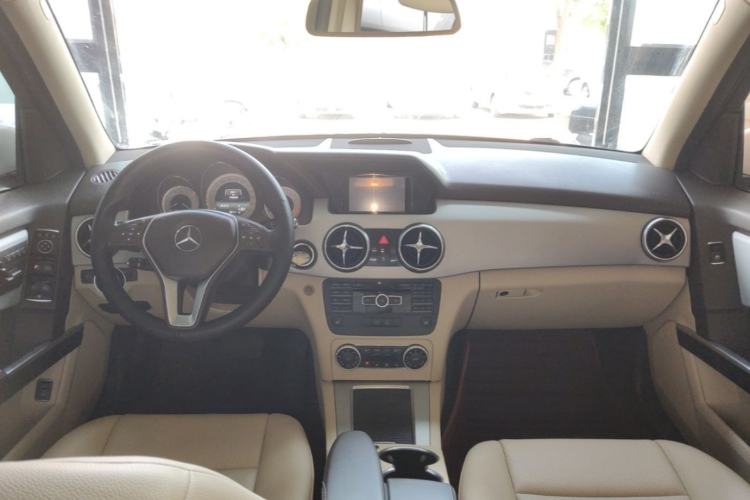 Used Mercedes-Benz GLK-Class 2013 GLK 300 4MATIC Dynamic Sunroof Model Center Console
