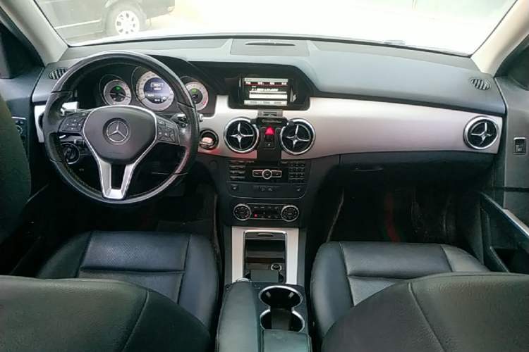 Used Mercedes-Benz GLK-Class 2013 GLK 300 4MATIC Dynamic Sunroof Model Center Console
