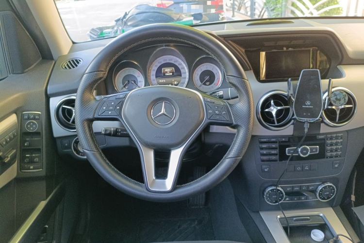 Used Mercedes-Benz GLK-Class 2013 GLK 300 4MATIC Luxury Model Center Console