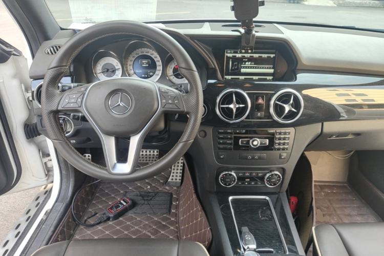 Used Mercedes-Benz GLK-Class 2013 Facelift GLK 300 4MATIC Luxury Edition Center Console