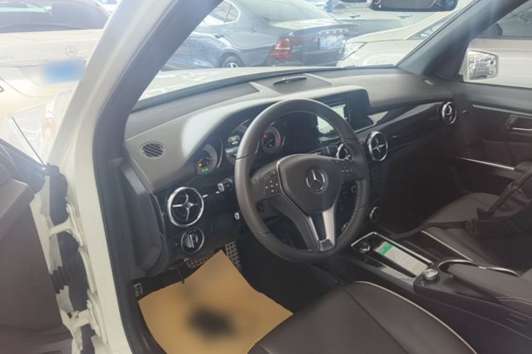 Used Mercedes-Benz GLK-Class 2013 Facelift GLK 300 4MATIC Luxury Edition Center Console