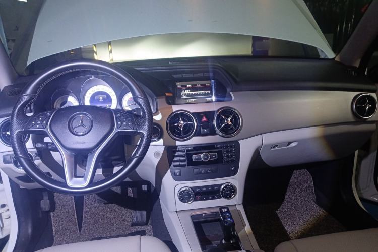 Used Mercedes-Benz GLK-Class 2013 GLK 300 4MATIC Dynamic Edition Center Console