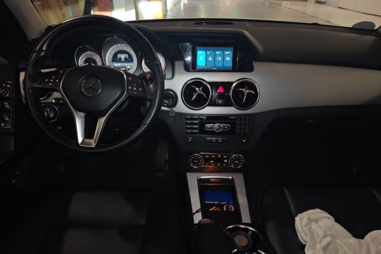 Used Mercedes-Benz GLK-Class 2013 GLK 300 4MATIC Dynamic Sunroof Model Center Console