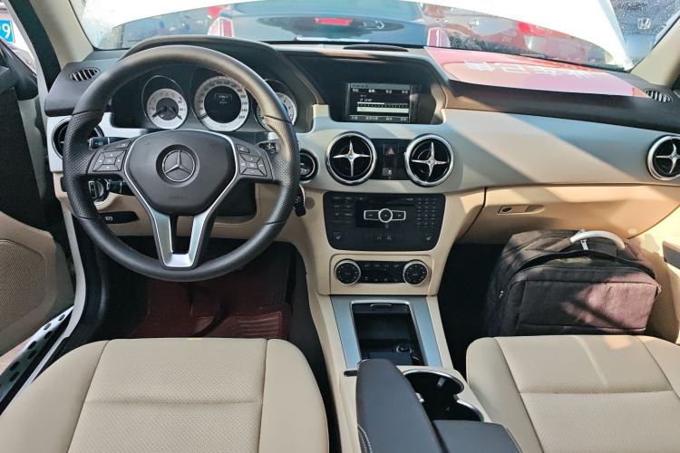 Used Mercedes-Benz GLK-Class 2013 GLK 300 4MATIC Dynamic Sunroof Model Center Console