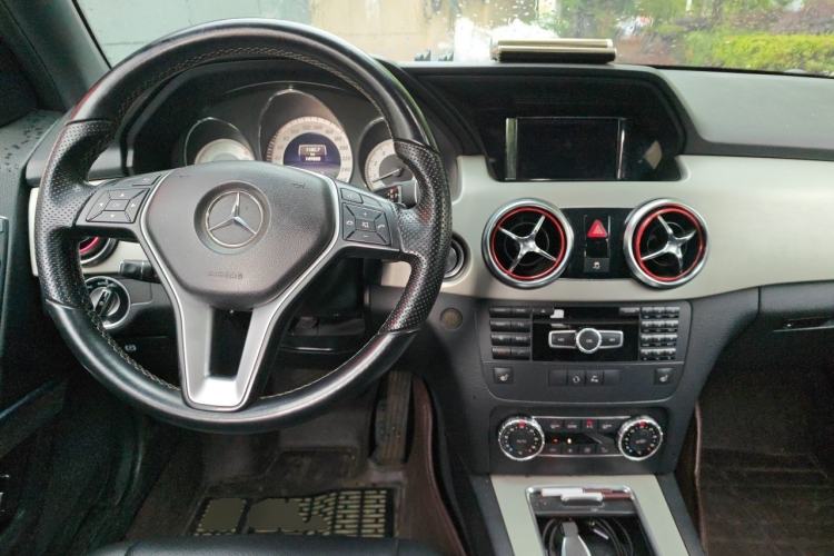 Used Mercedes-Benz GLK-Class 2013 Facelift GLK 300 4MATIC Fashion Edition Center Console