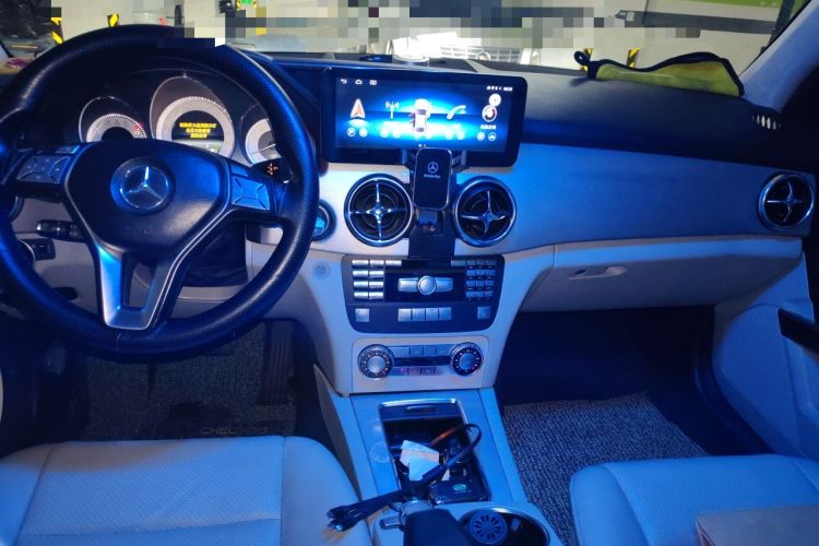Used Mercedes-Benz GLK-Class 2013 GLK 300 4MATIC Dynamic Sunroof Model Center Console
