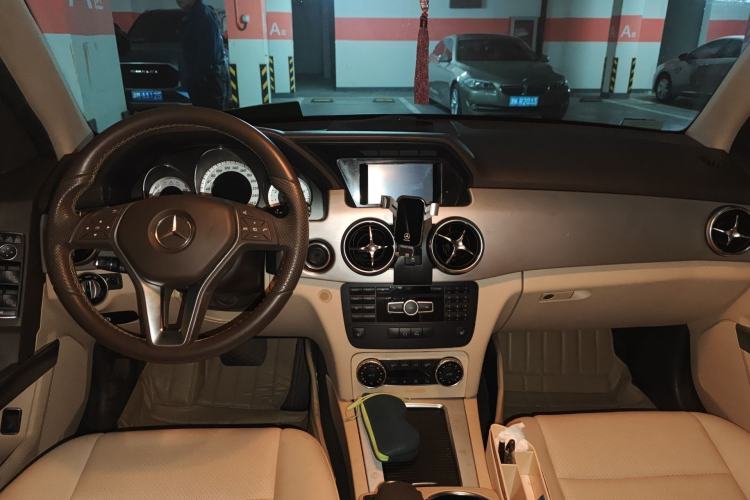 Used Mercedes-Benz GLK-Class 2013 GLK 300 4MATIC Dynamic Sunroof Model Center Console