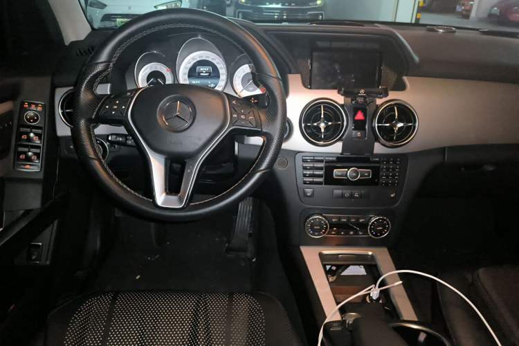 Used Mercedes-Benz GLK-Class 2013 GLK 300 4MATIC Dynamic Sunroof Model Center Console