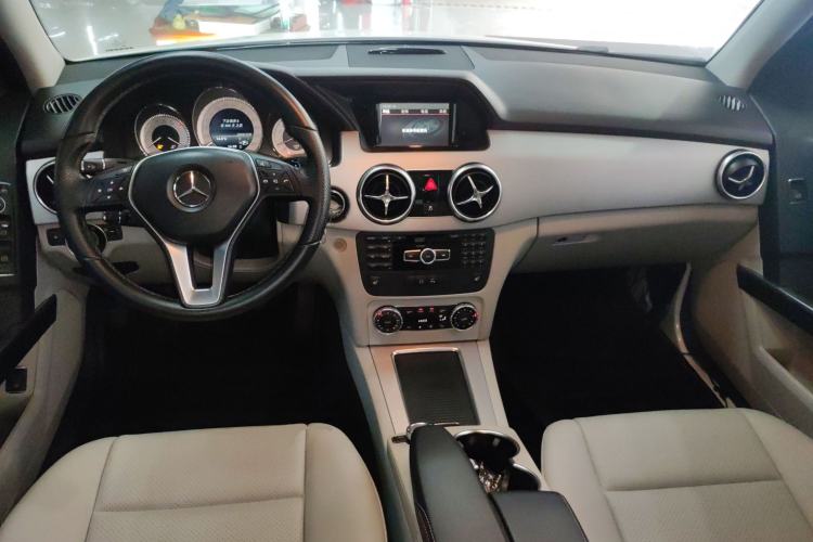 Used Mercedes-Benz GLK-Class 2013 GLK 300 4MATIC Dynamic Sunroof Model Center Console