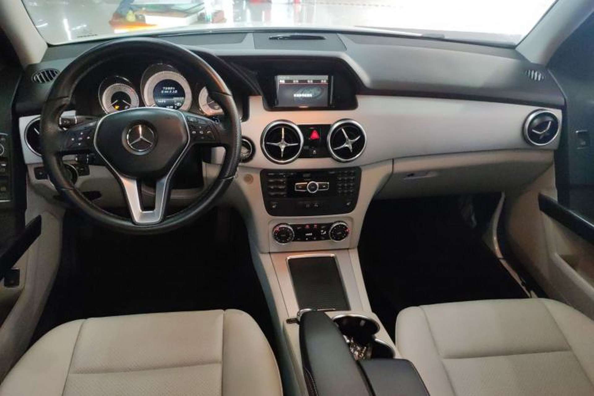 Used Mercedes-Benz GLK-Class 2013 GLK 300 4MATIC Dynamic Sunroof Model Center Console
