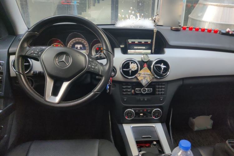 Used Mercedes-Benz GLK-Class 2013 GLK 300 4MATIC Dynamic Sunroof Model Center Console