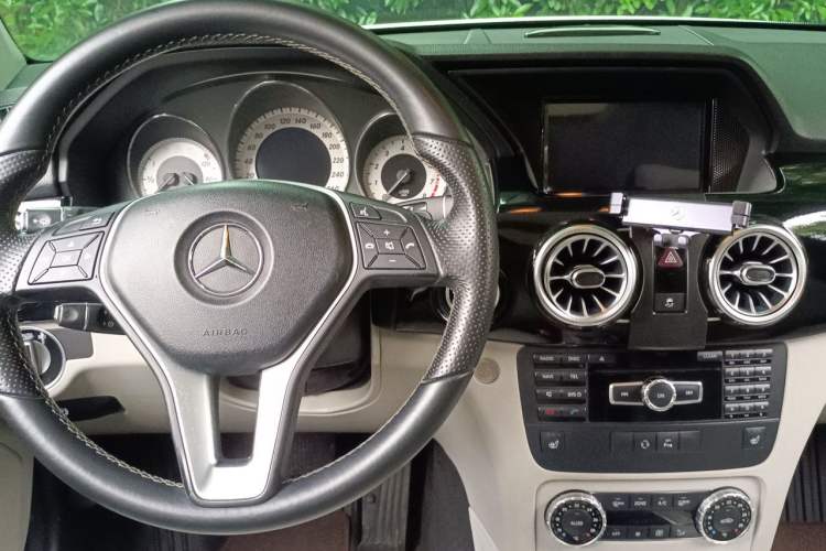 Used Mercedes-Benz GLK-Class 2013 Facelift GLK 300 4MATIC Fashion Edition Center Console