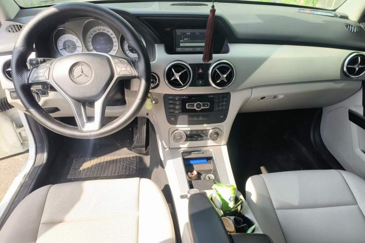 Used Mercedes-Benz GLK-Class 2013 GLK 300 4MATIC Fashion Model Center Console