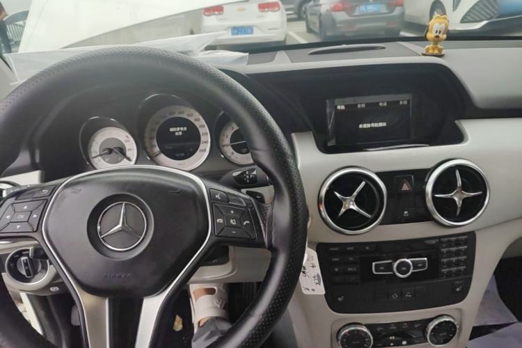 Used Mercedes-Benz GLK-Class 2013 GLK 300 4MATIC Dynamic Sunroof Model Center Console